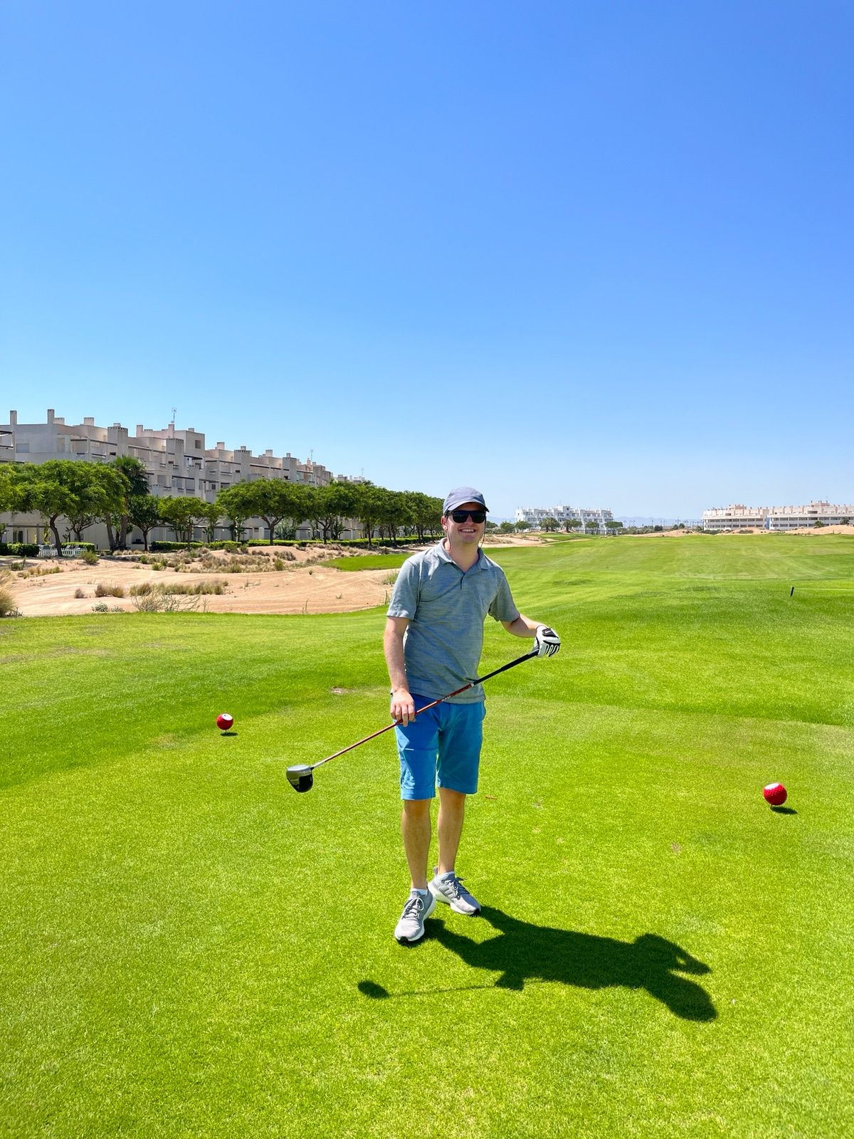 Vegard holding a golf club on a sunny course.